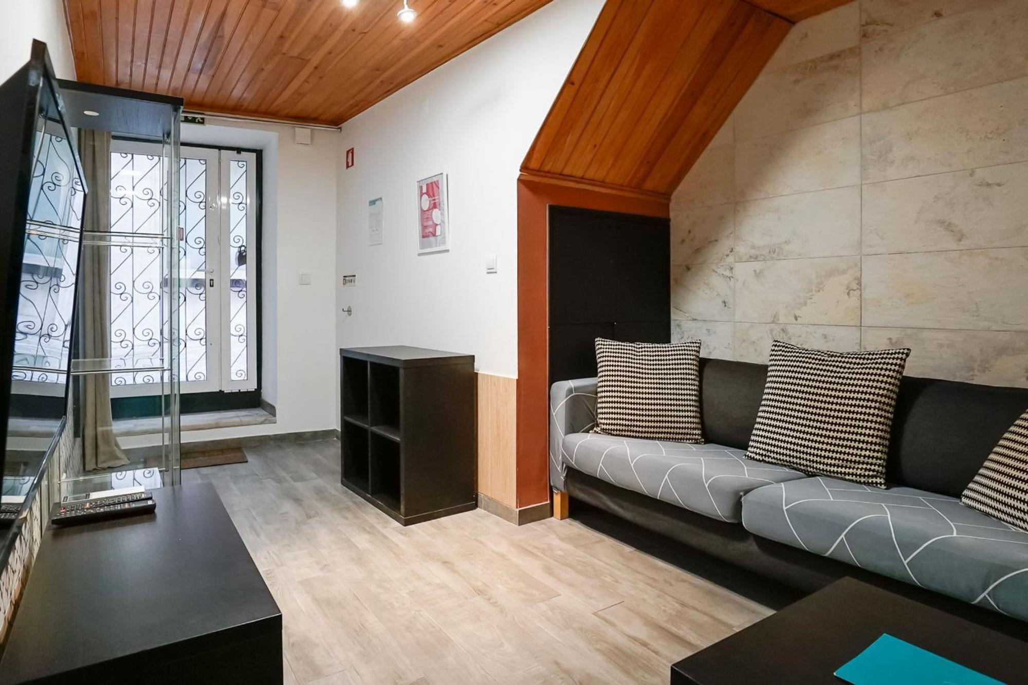 Cosmopolitan Chiado Apartment By Lovelystay Lisbon Exterior photo